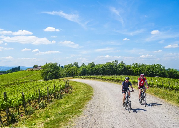 rolling-hills-of-tuscany-countryside-by-bike.jpg